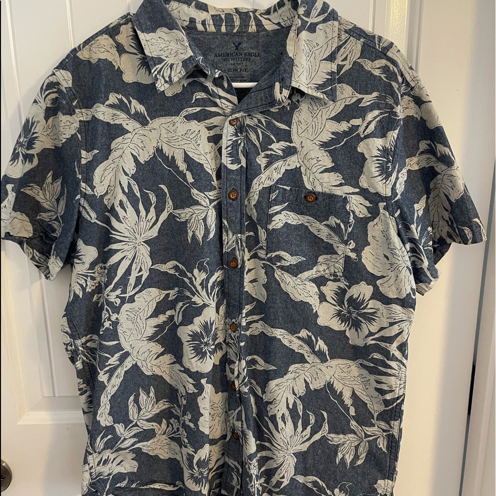 Men’s American Eagle shirt sleeve button up shirt